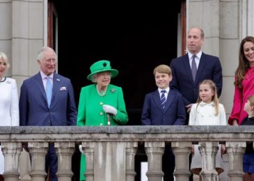 Queen Elizabeth II closes Platinum Jubilee with a surprise appearance