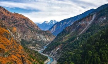 A study shows that the Himalayan range rise is rupturing the tectonic plate beneath Tibet